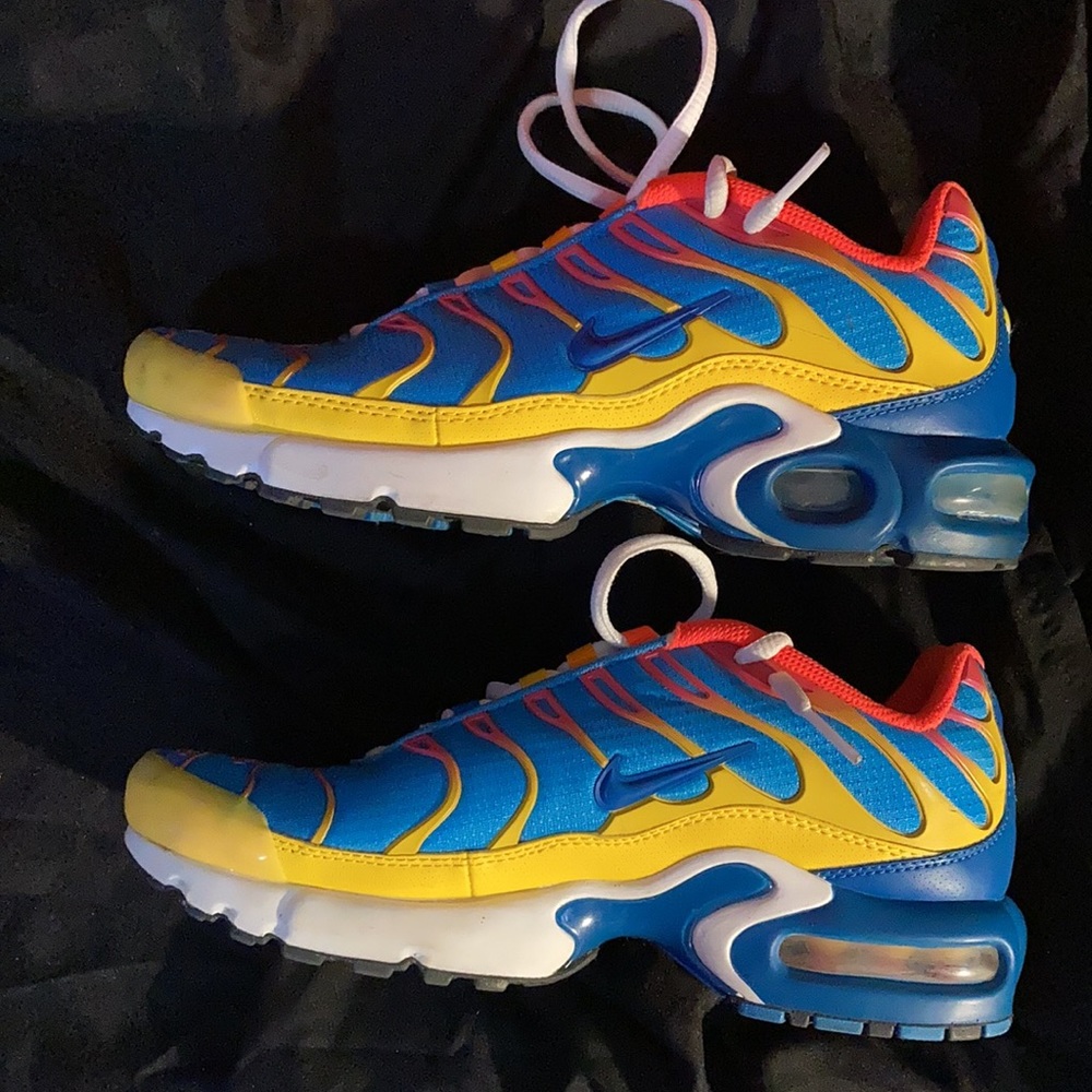 Make or female sneakers